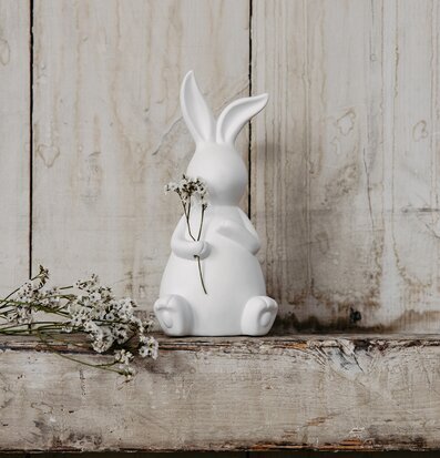 Dekoration Emilia Hare Vit från Storefactory på hylla