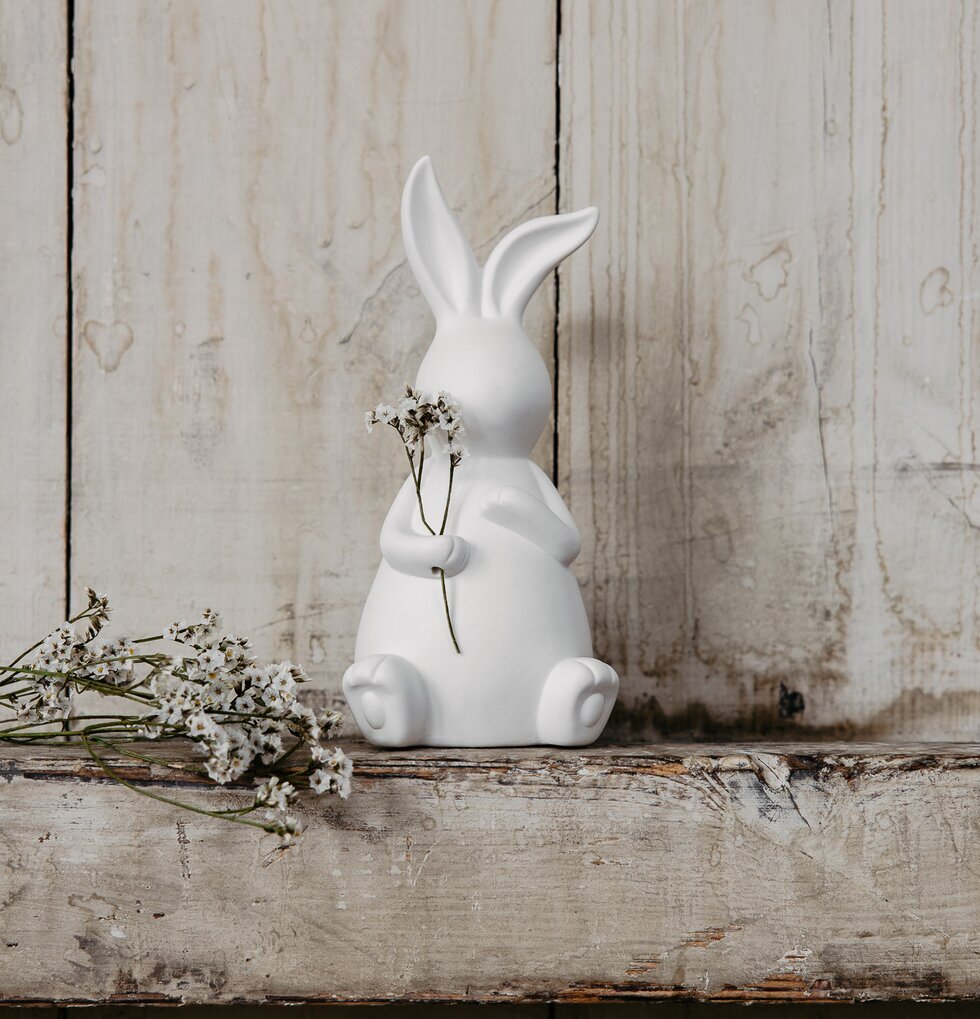 Dekoration Emilia Hare Vit från Storefactory på hylla