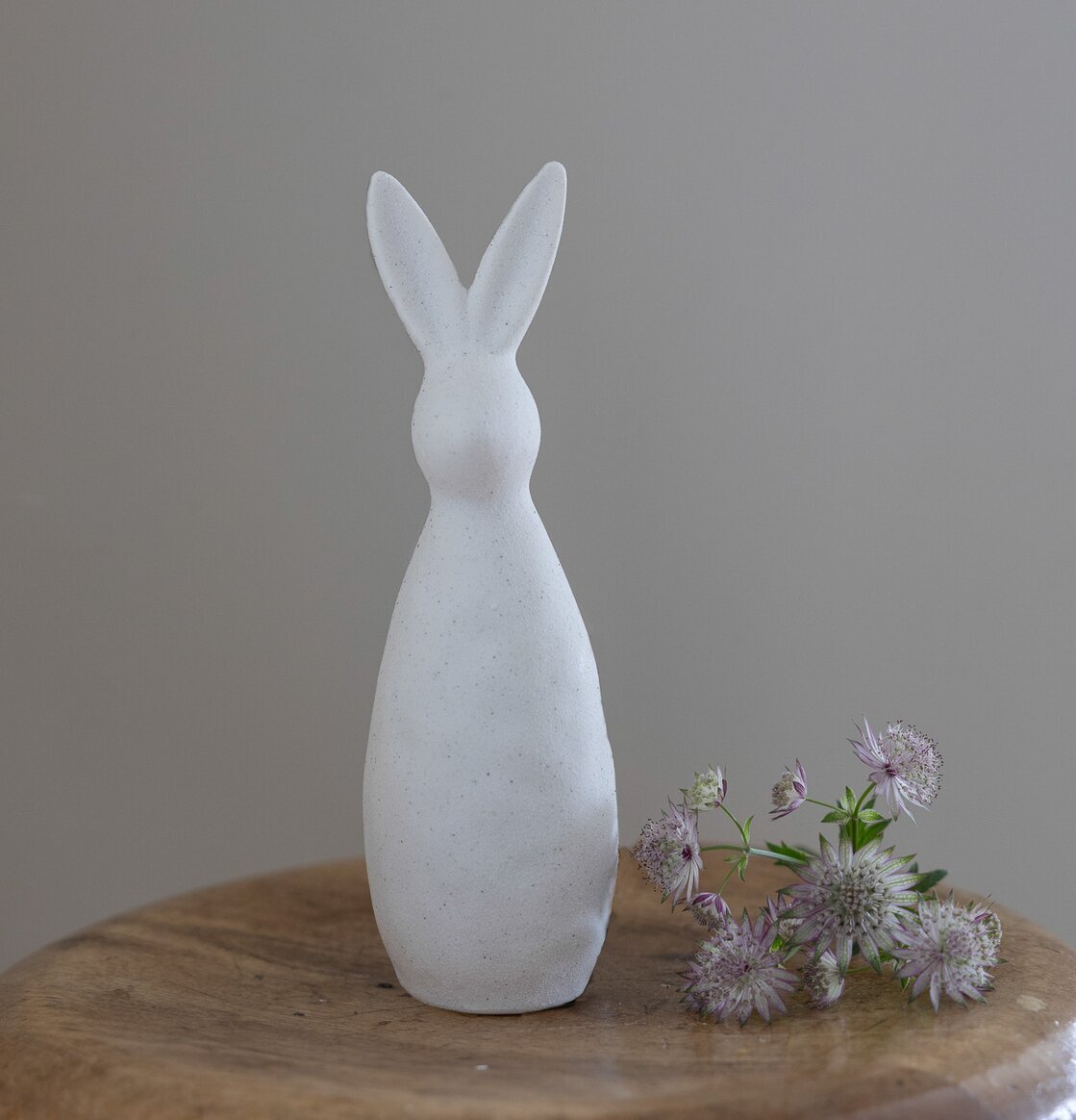 Dekoration Arne Hare Vit från Storefactory på rustik träpall