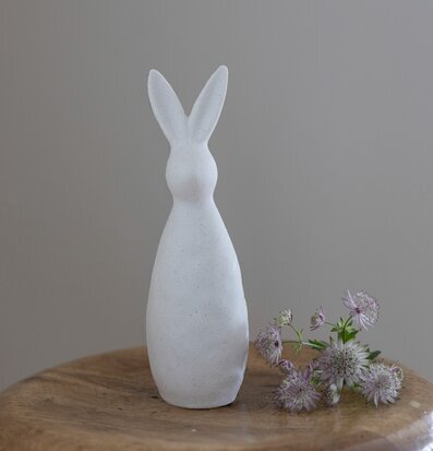 Dekoration Arne Hare Vit från Storefactory på rustik träpall