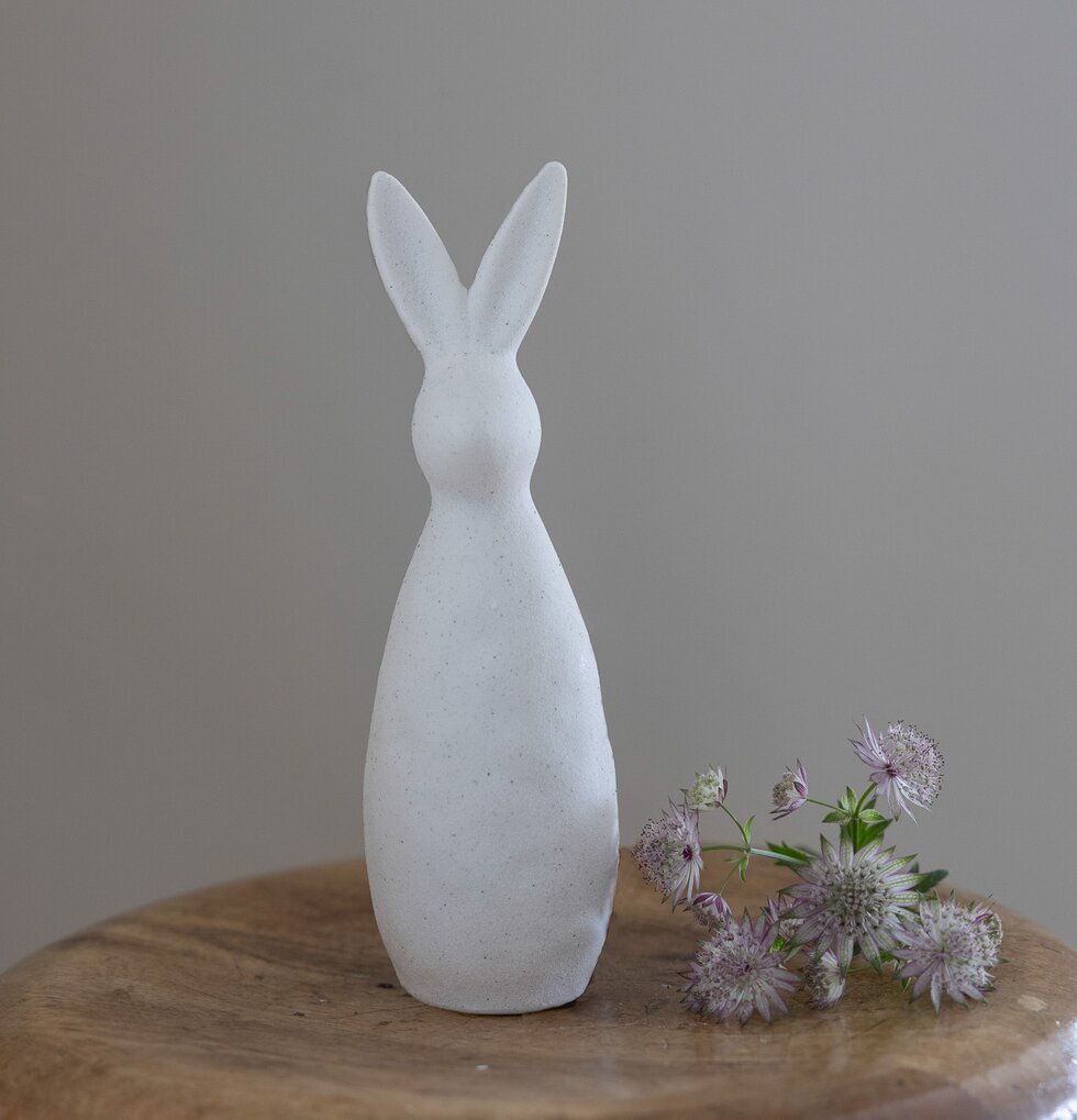 Dekoration Arne Hare Vit från Storefactory på rustik träpall