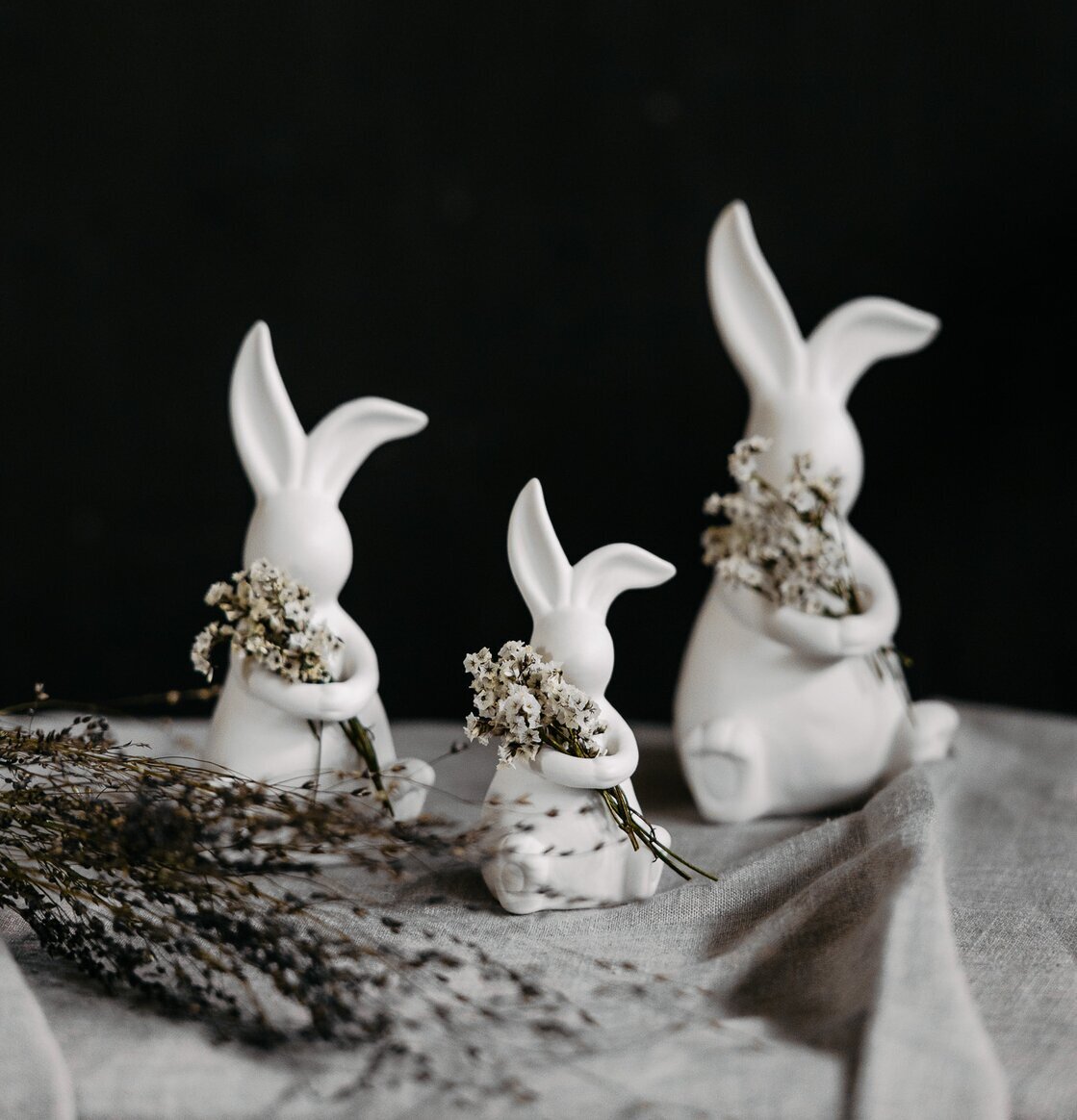 Dekoration Elias Hare Vit från Storefactory på grå duk
