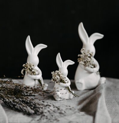 Dekoration Elias Hare Vit från Storefactory på grå duk