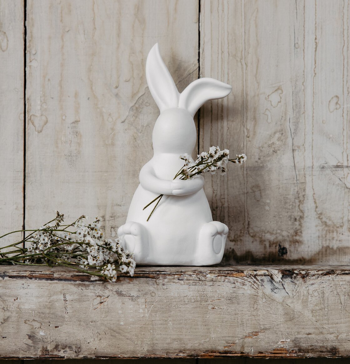 Dekoration Elias Hare Vit från Storefactory på trävägghylla