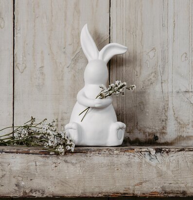 Dekoration Elias Hare Vit från Storefactory på trävägghylla