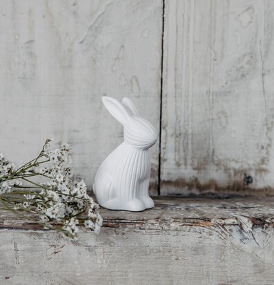 Dekoration Arthur Kanin Vit från Storefactory på rustik hylla