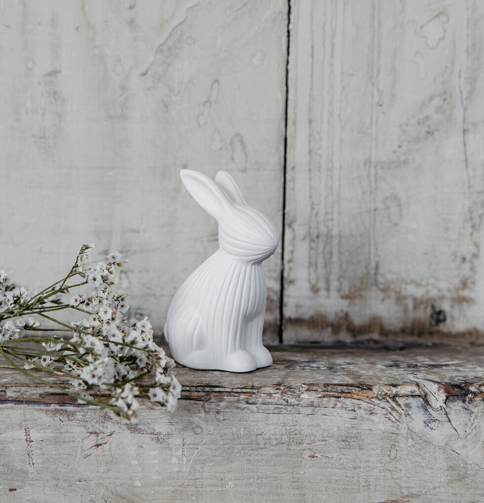 Dekoration Arthur Kanin Vit från Storefactory på rustik hylla