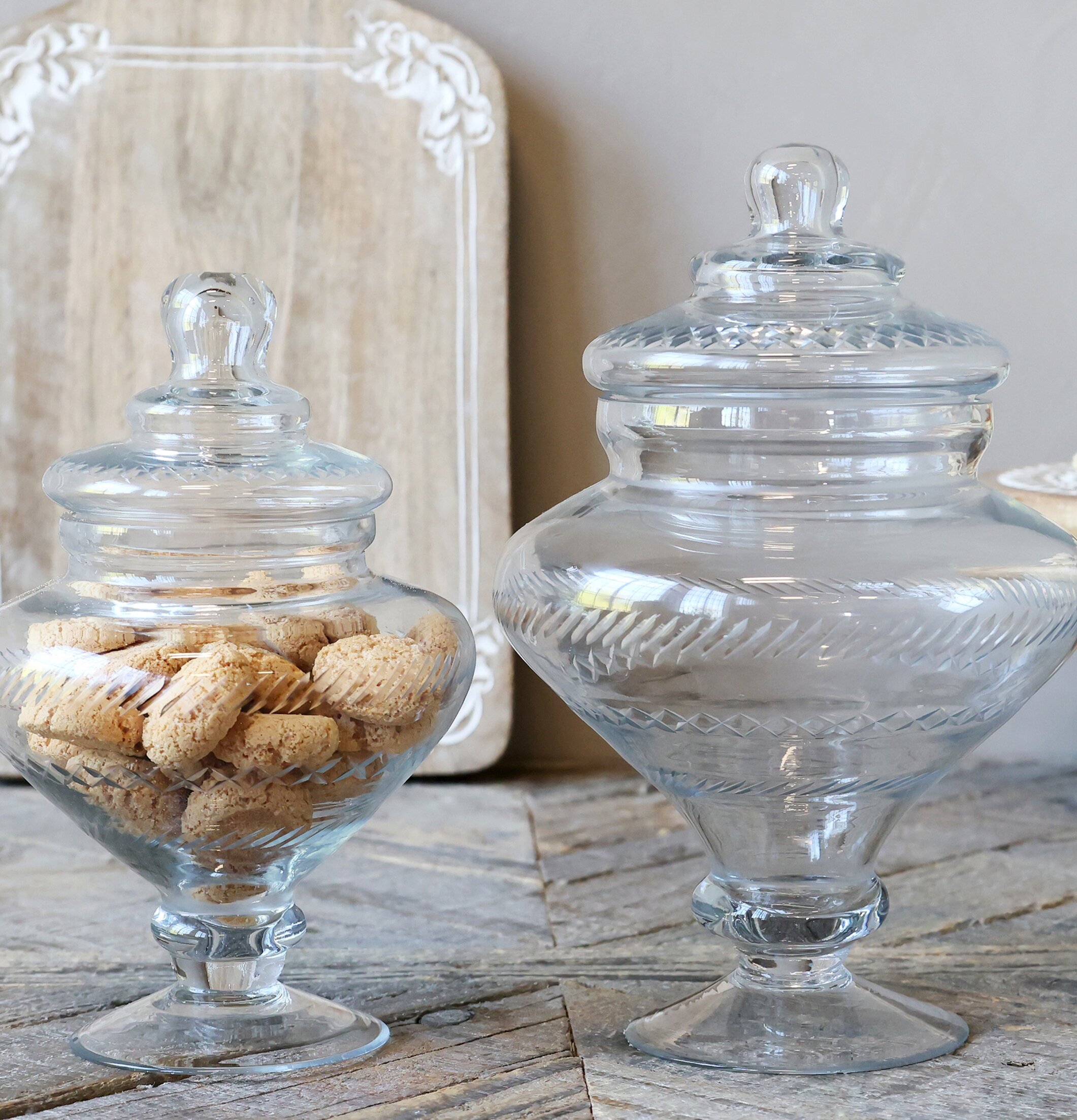 Glaskruka På Fot Ø15 cm från Chic Antique på ett träbord