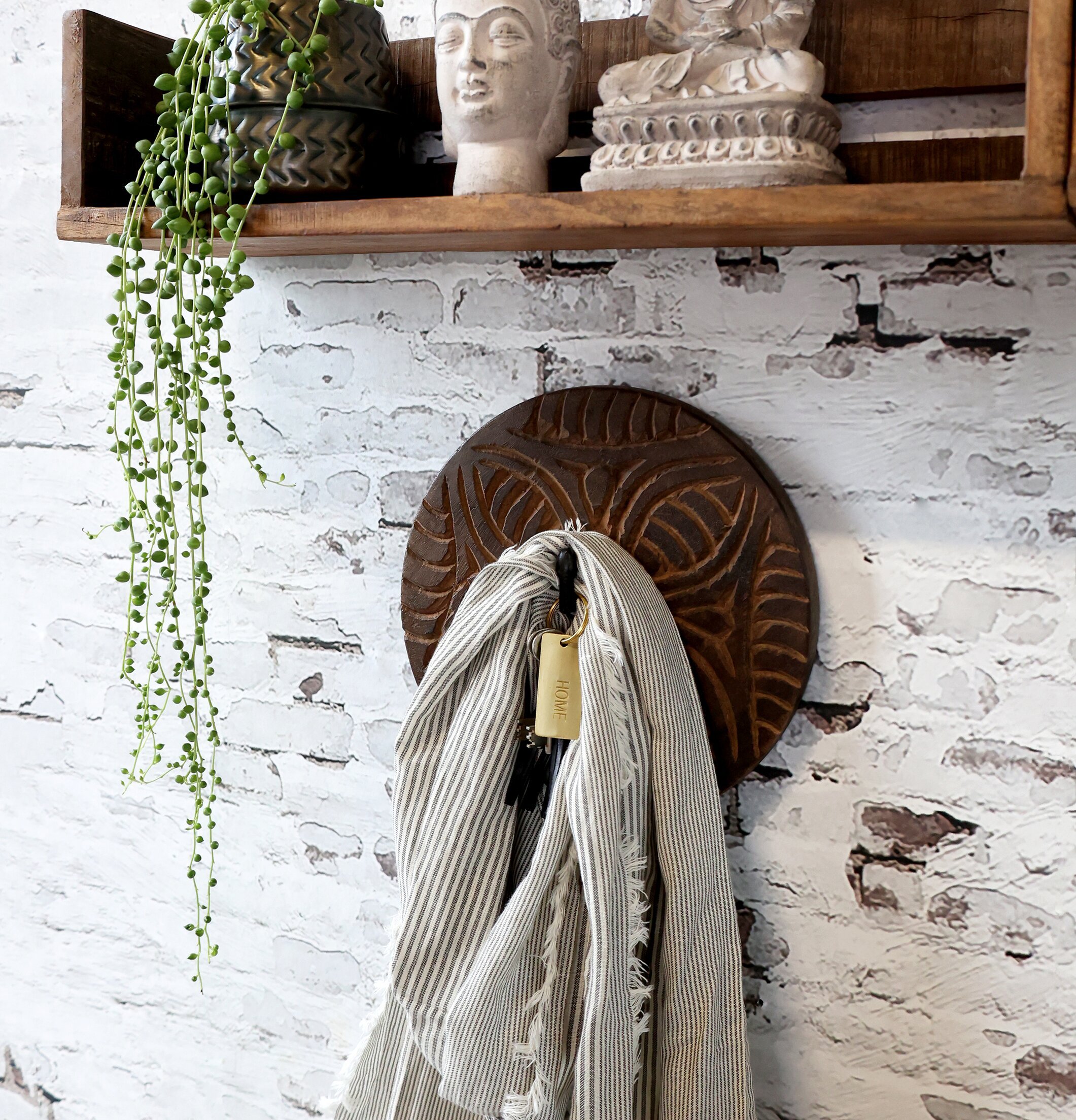 Väggkrok Grimaud Natur från Chic Antique på vit tegelvägg