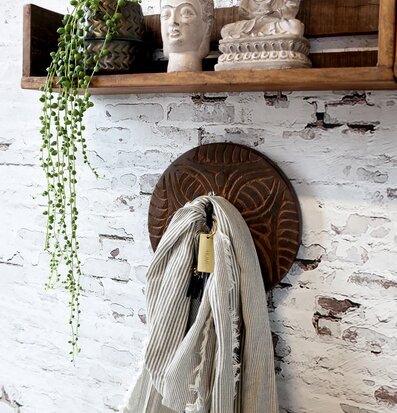 Väggkrok Grimaud Natur från Chic Antique på vit tegelvägg