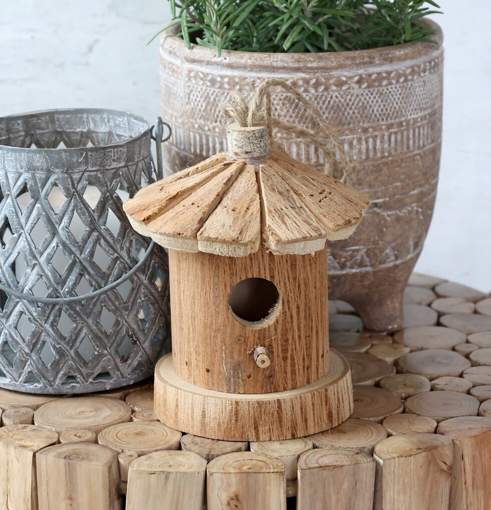 Fågelhus Natur från Chic Antique på träbord med grönska