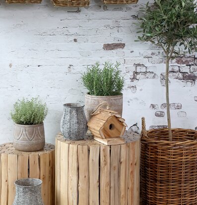 Fågelhus Natur från Chic Antique i en rustik trädgårdsmiljö