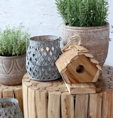 Fågelhus Natur från Chic Antique på träbord med växter