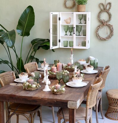 Bild av harmoniskt matbord med vårinspirerad dekoration