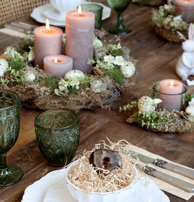 Bild av vackert dukat bord med vårinspirerad dekoration