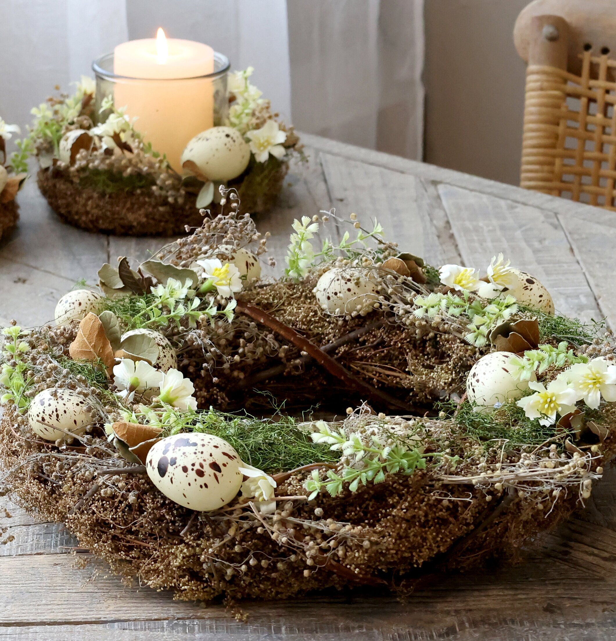 Dekorationskrans Fleur från Chic Antique på rustikt träbord