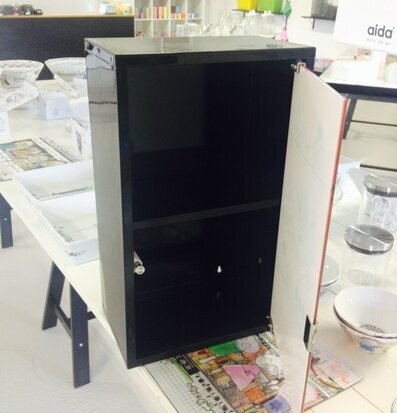 Badrumsskåp Rosa från Derriére la porte på utställning