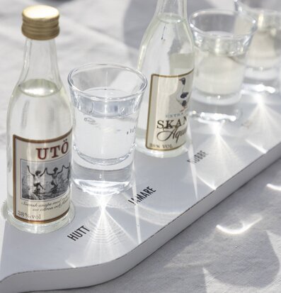 Träbricka Snaps Inkl Glas från Different Design på dukat bord