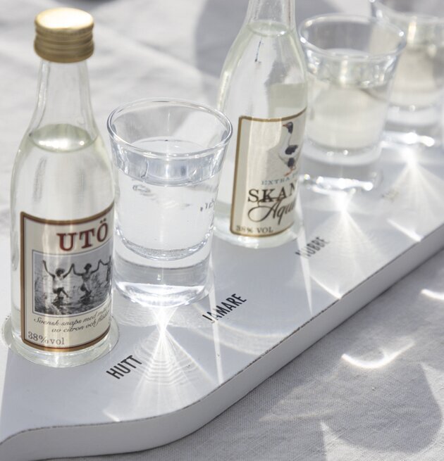 Träbricka Snaps Inkl Glas från Different Design på dukat bord