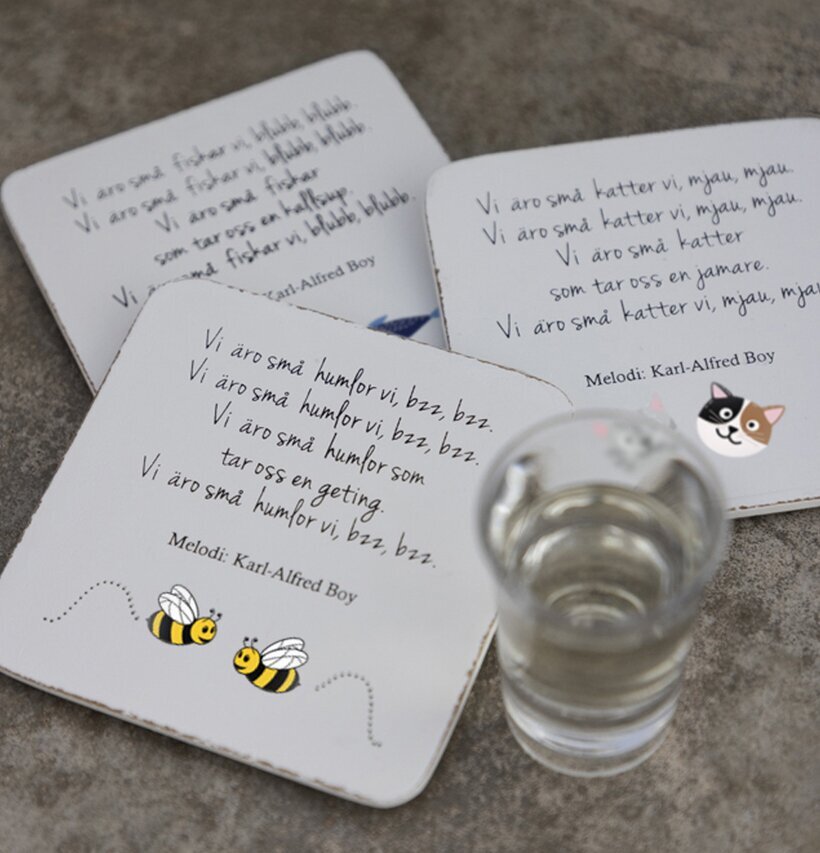 Glasunderlägg Snapsvisa 6-pack från Different Design på grå yta