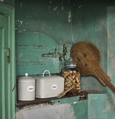 Bild av rustikt kök med charmiga förvaringslösningar