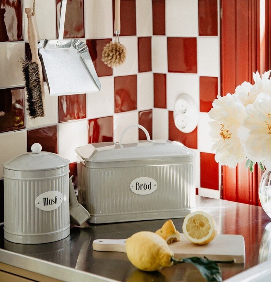 Plåtburk Bröd Beige från Strömshaga i charmig köksmiljö