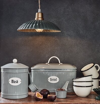 Bild av harmoniskt och stilrent kök med gröna detaljer