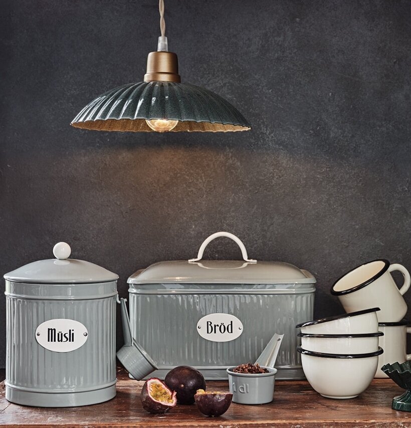 Plåtburk Bröd Grön från Strömshaga på träyta i kök