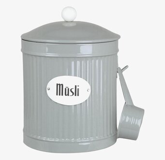 Bild av grön plåtburk för müsliförvaring i köket