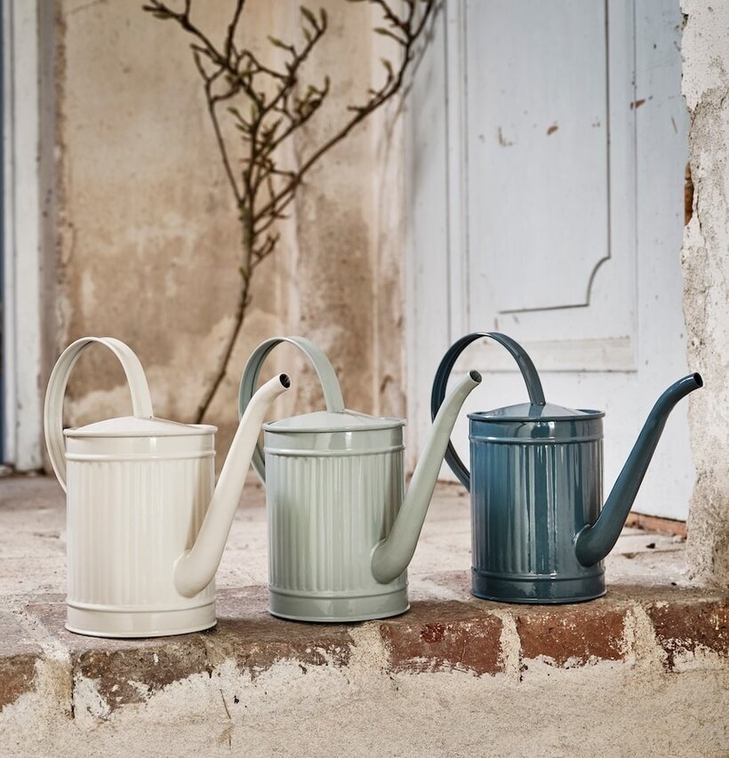 Vattenkanna Hugo Grön från Strömshaga på stenlagd yta