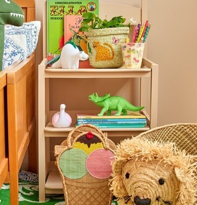 Lampa LED Svan från Rice på hylla med färgglada föremål