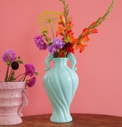 Vas - Seahorse Shape Mint från Rice på träbord med blommor