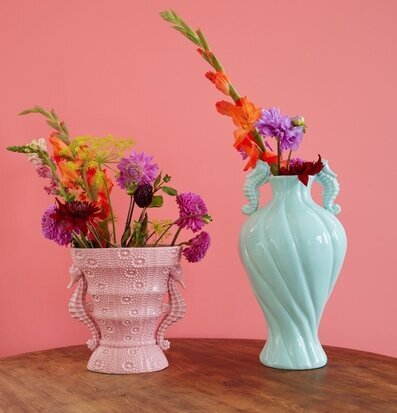 Vas - Seahorse Shape Pink från Rice med färgglada blommor