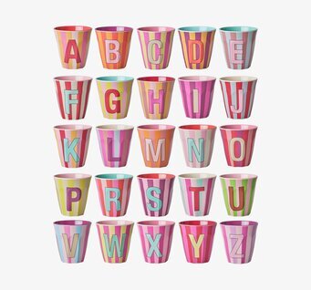 Bild av färgglada melaminmuggar med alfabetmönster