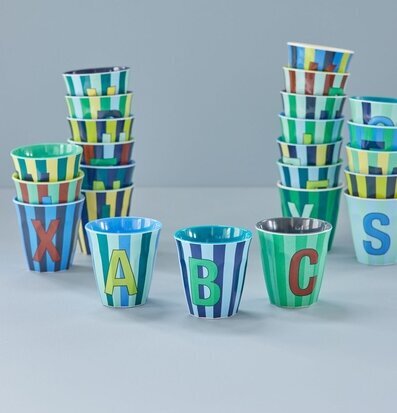 Bild av färgglada melaminmuggar med bokstäver