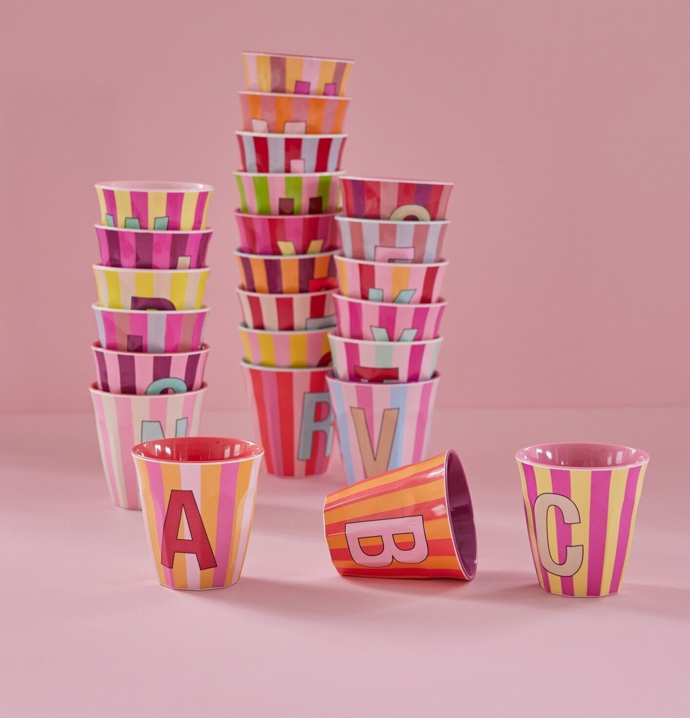 Melaminmugg Alphabet Stripes Pink från Rice i staplar