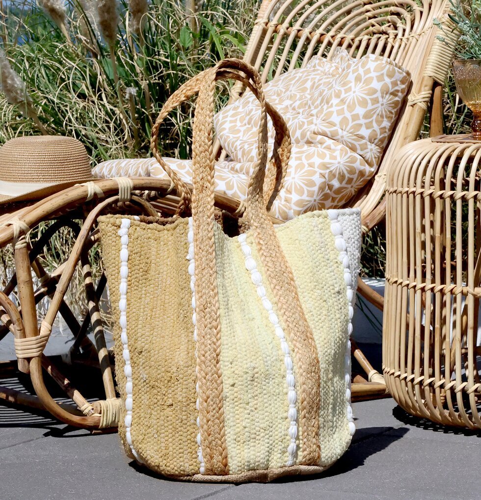 Strandväska Melon från Chic Antique i somrig utomhusmiljö