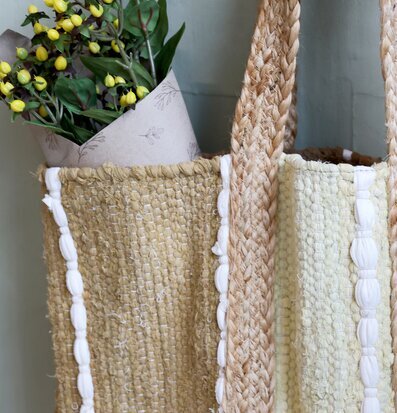 Strandväska Melon från Chic Antique med blommor i bakgrund