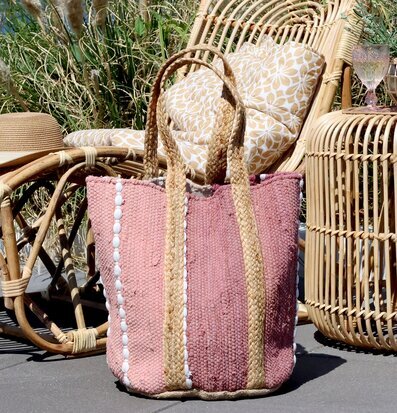 Strandväska Raspberry från Chic Antique bredvid en solstol
