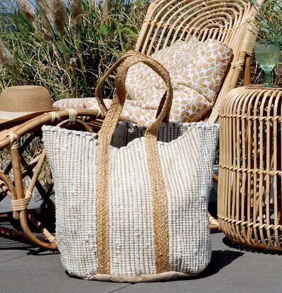 Strandväska Vit från Chic Antique i en somrig utomhusmiljö