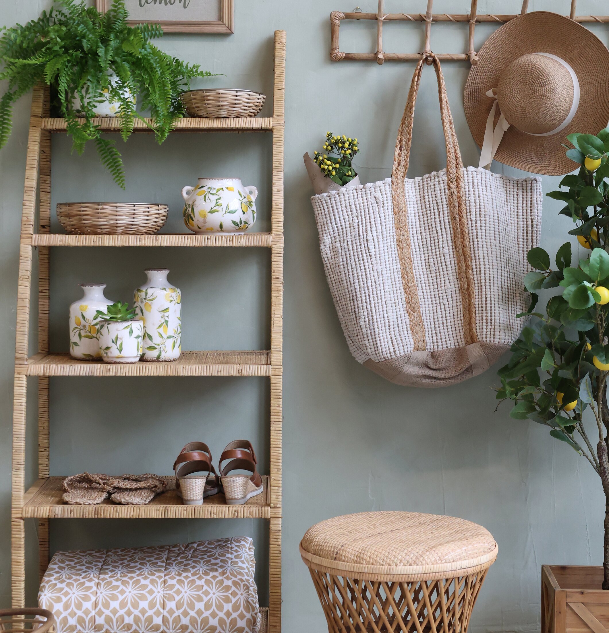 Strandväska Vit från Chic Antique på krok i hemtrevlig miljö