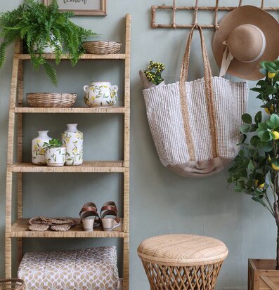 Strandväska Vit från Chic Antique på krok i hemtrevlig miljö