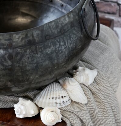 Kruka Grimaud Deko från Chic Antique på träyta med snäckor