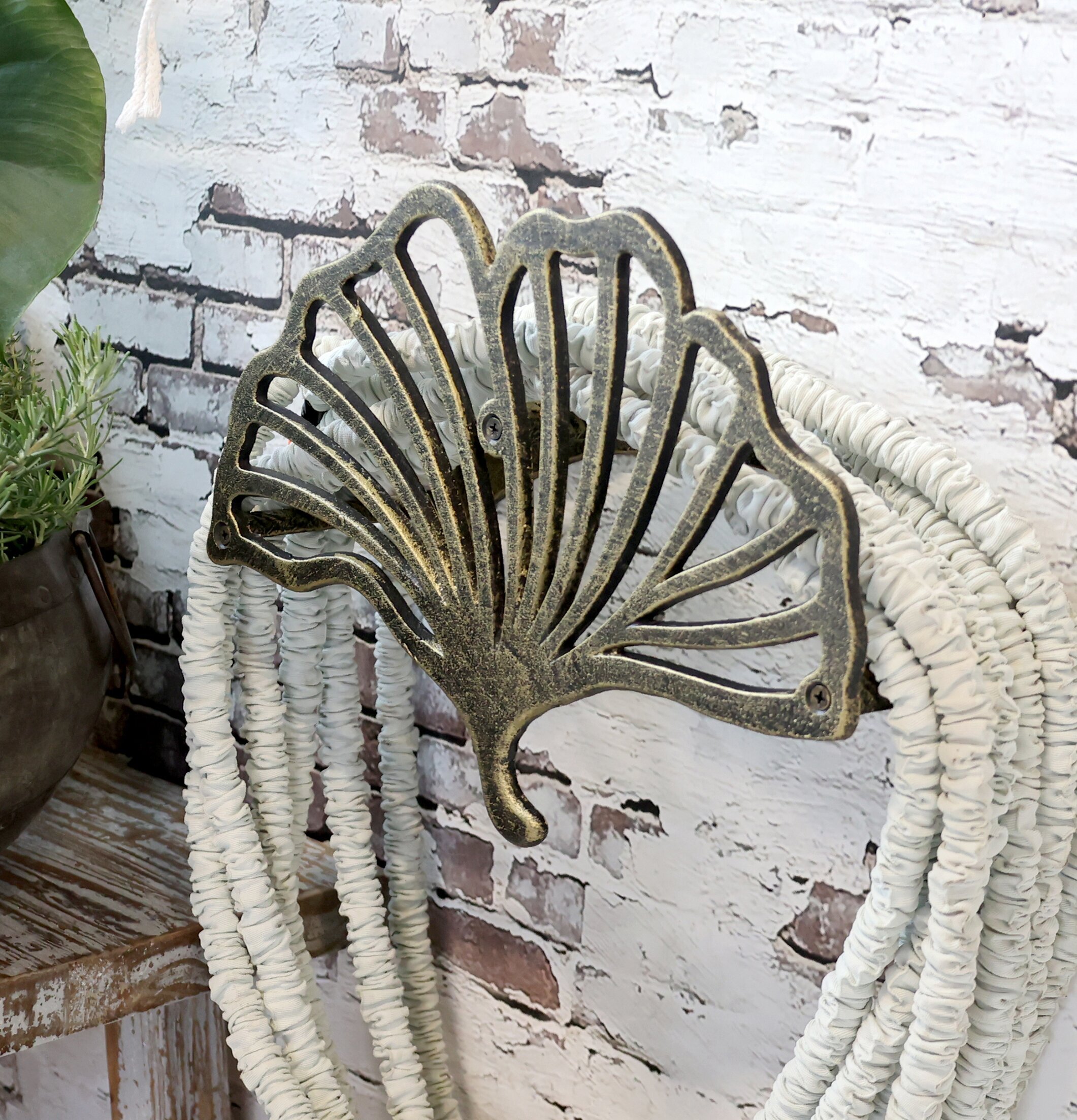 Slanghållare Vatten Antik Mässing från Chic Antique monterad