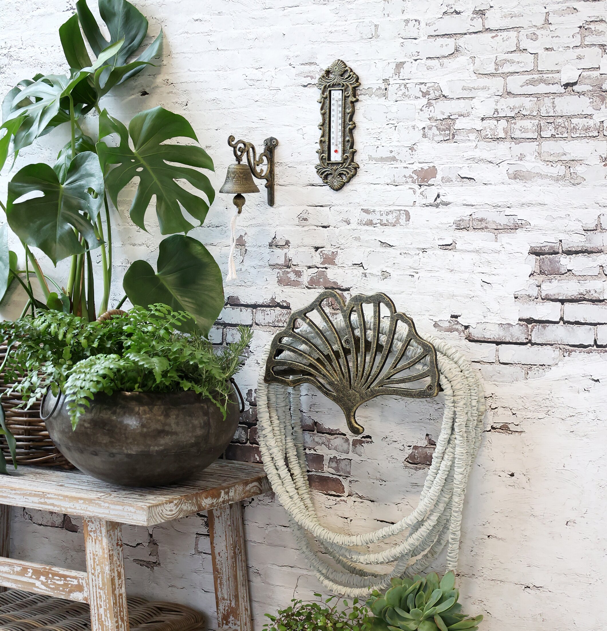 Termometer Vägg Antik Mässing från Chic Antique på tegelvägg