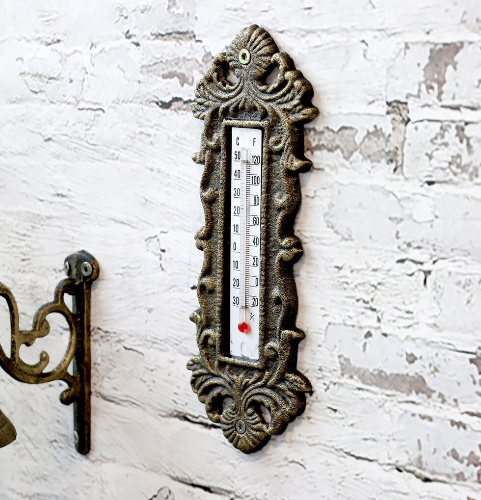 Termometer Vägg Antik Mässing från Chic Antique på vit mur