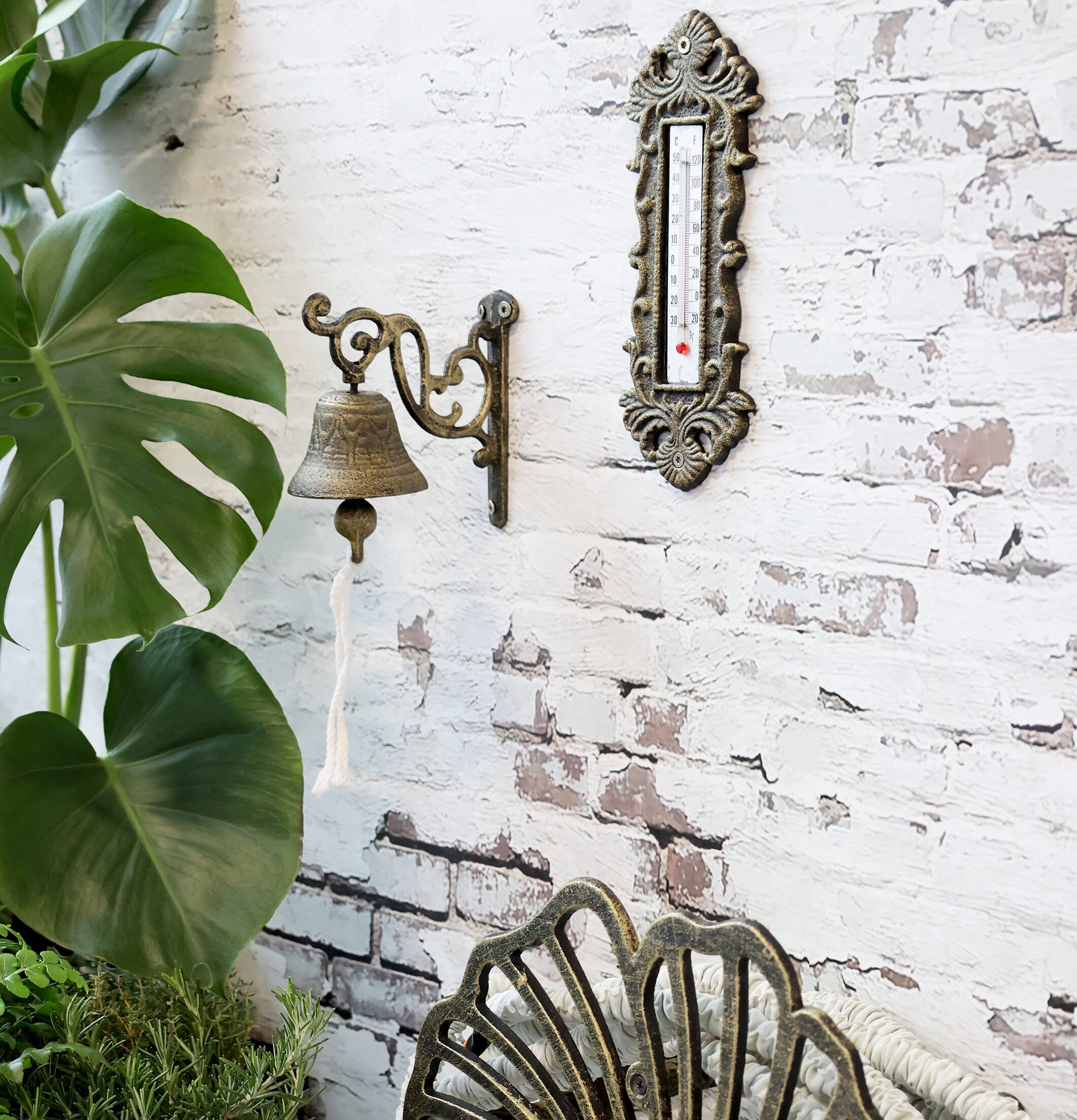 Termometer Vägg Antik Mässing från Chic Antique på tegelvägg