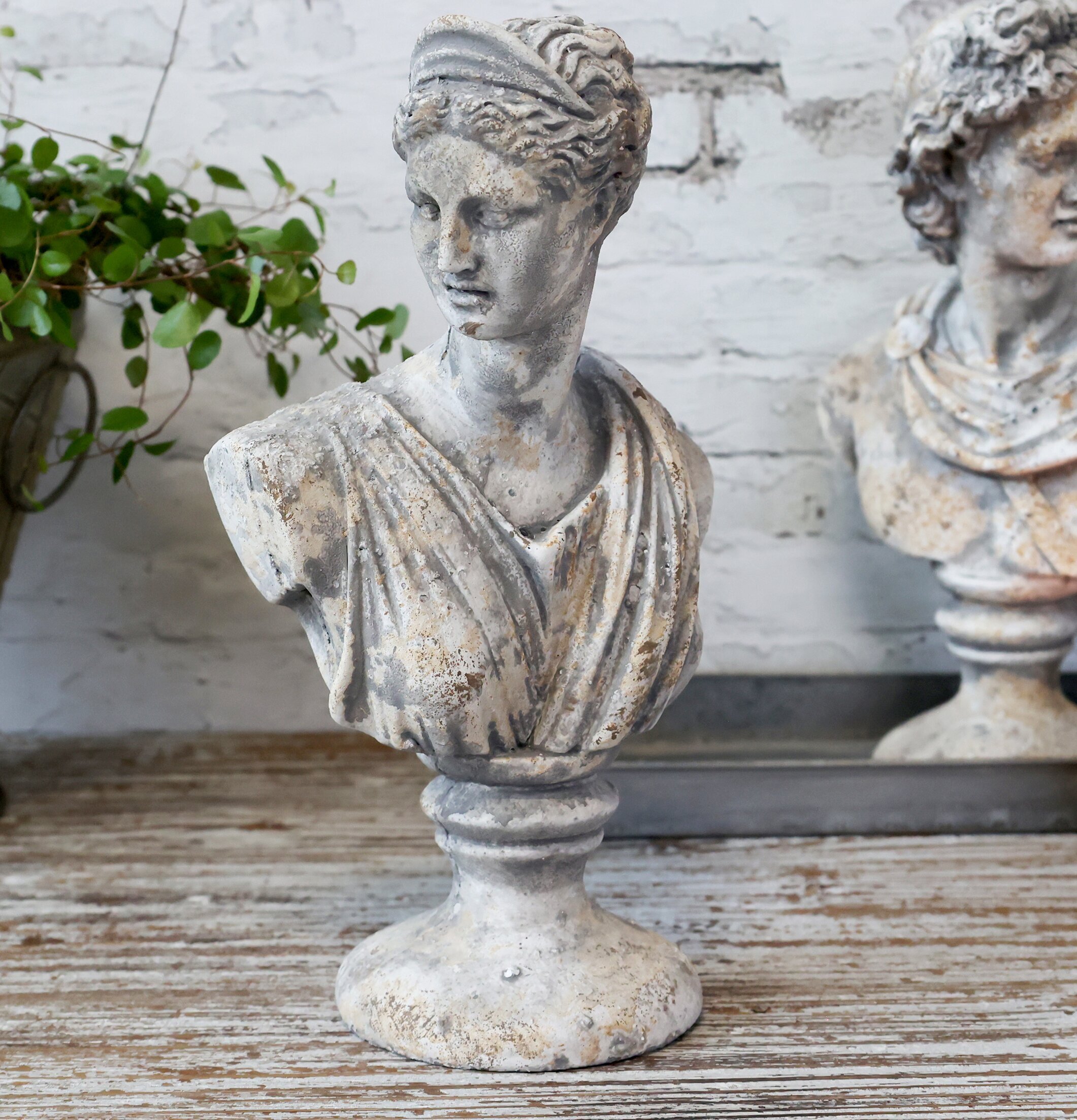 Staty Byst Femme Antikgrå från Chic Antique i rustik miljö