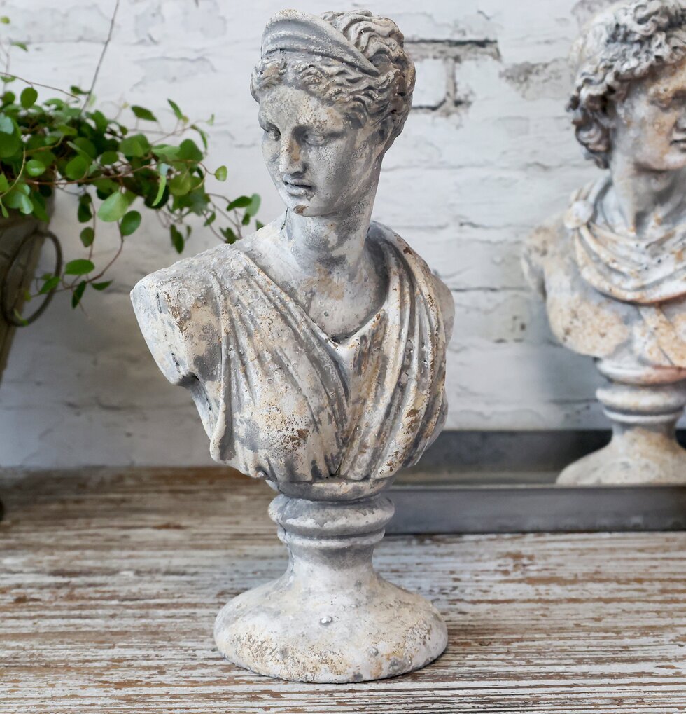 Staty Byst Femme Antikgrå från Chic Antique i rustik miljö