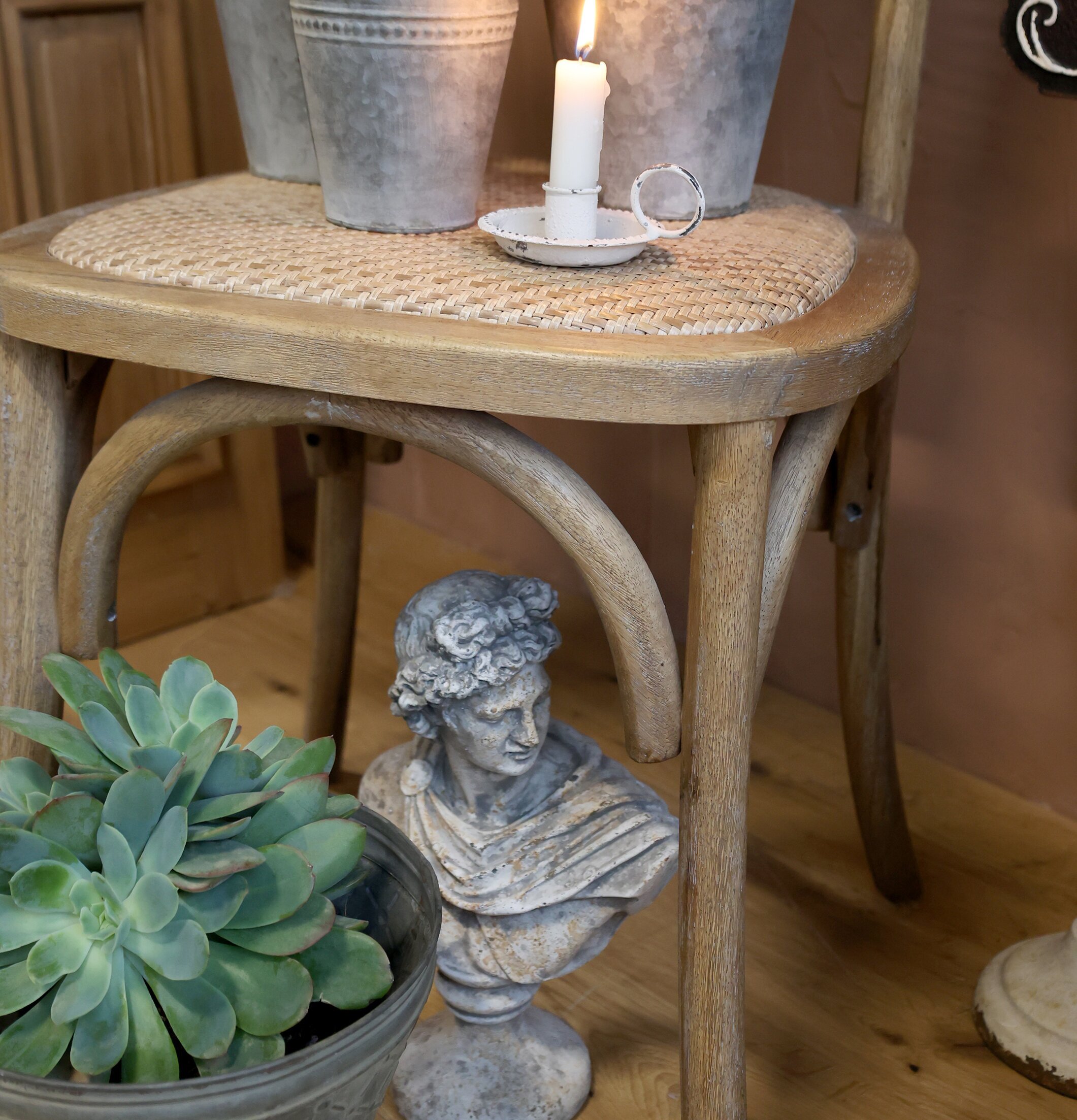 Staty Byst Homme Antikgrå från Chic Antique på trästol